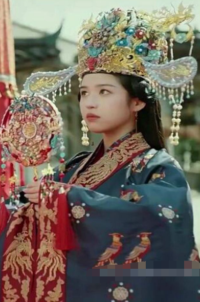 《穿书后反派大佬偏宠我》完整版在线观看