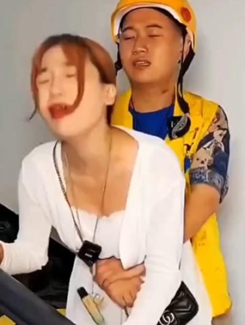 《富婆的专属外卖员》完整版在线观看